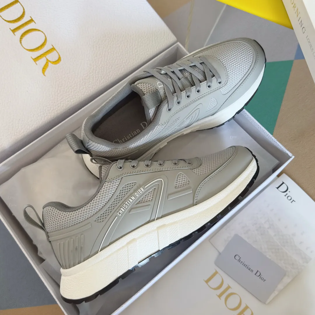 [Dior Dior] P: 640💰Couple model Size: Female: 35-40 (customized at 41), male 39-44. (customized at 45) 2025 Dior Dior autumn and winter new couple model, thick-soled casual sports shoes, originally purchased and developed to reinterpret the sports style with an elegant and fashionable shape. The upper is crafted from white mesh fabric and features the Christian Dior Paris signature on the laces and heel. The exquisite two-color sole is light and soft, which can add a high-end temperament to all kinds of casual looks. The delivery counter is exquisitely packaged🛍📦 ▪️Material: Original custom imported first-layer cowhide ▪️Inner lining: Imported soft sheepskin lining ▪️Sole: Original open-molded anti-slip rubber material ▪️Sole thickness: 4CM